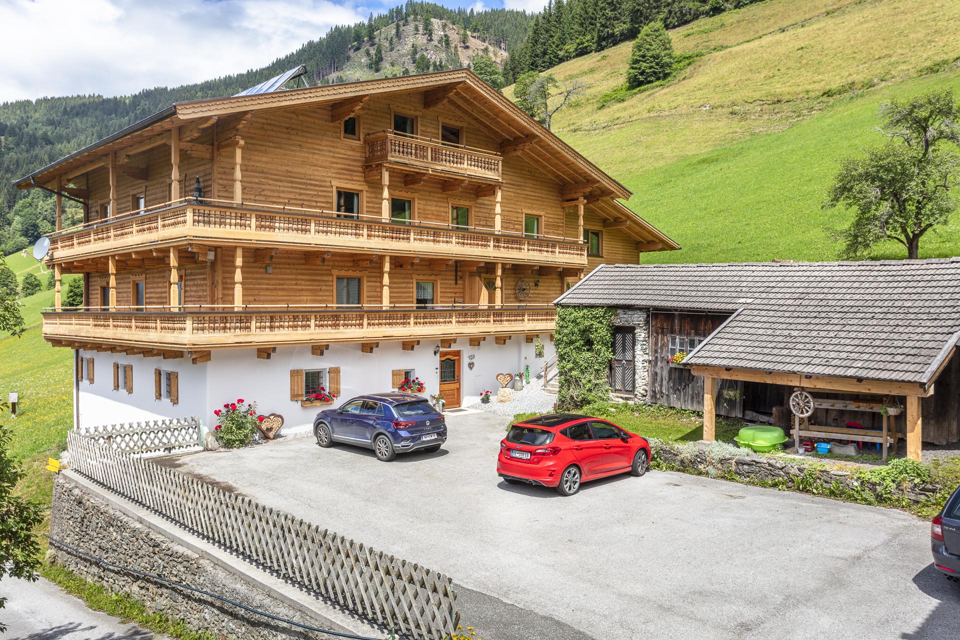 Außenansicht des Stoffenhofs in Thumersbach bei Zell am See im Sommer