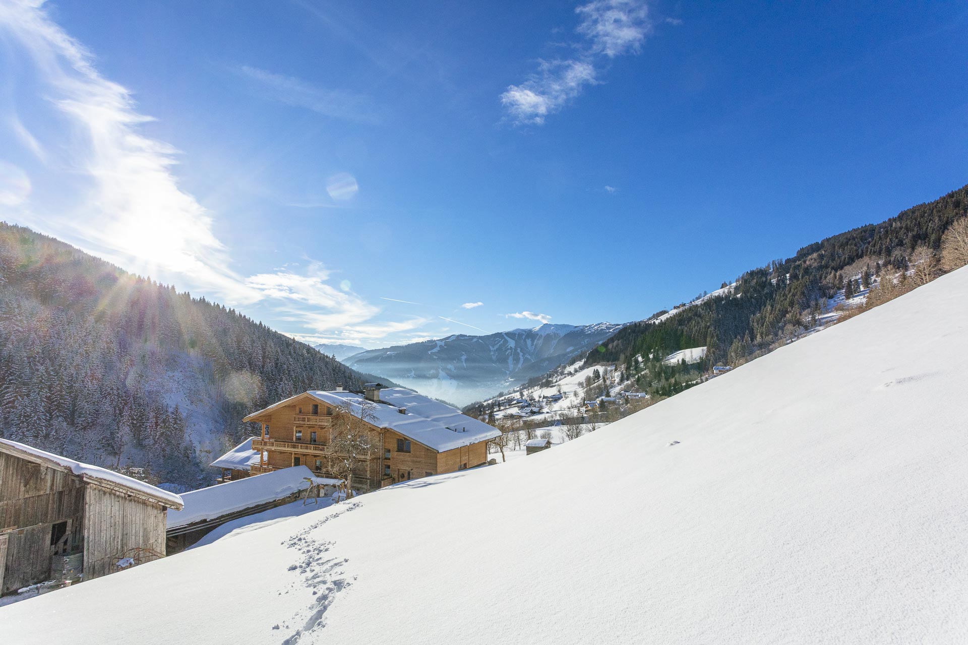 Stoffenhof im Winter mit Blick auf den Zeller See und die Schmittenhöhe