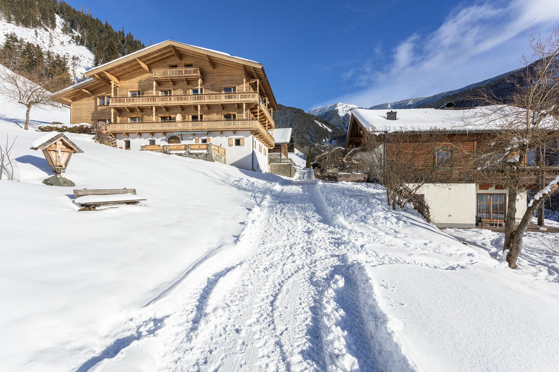 Winteransicht des Stoffenhofs in Thumersbach bei Zell am See