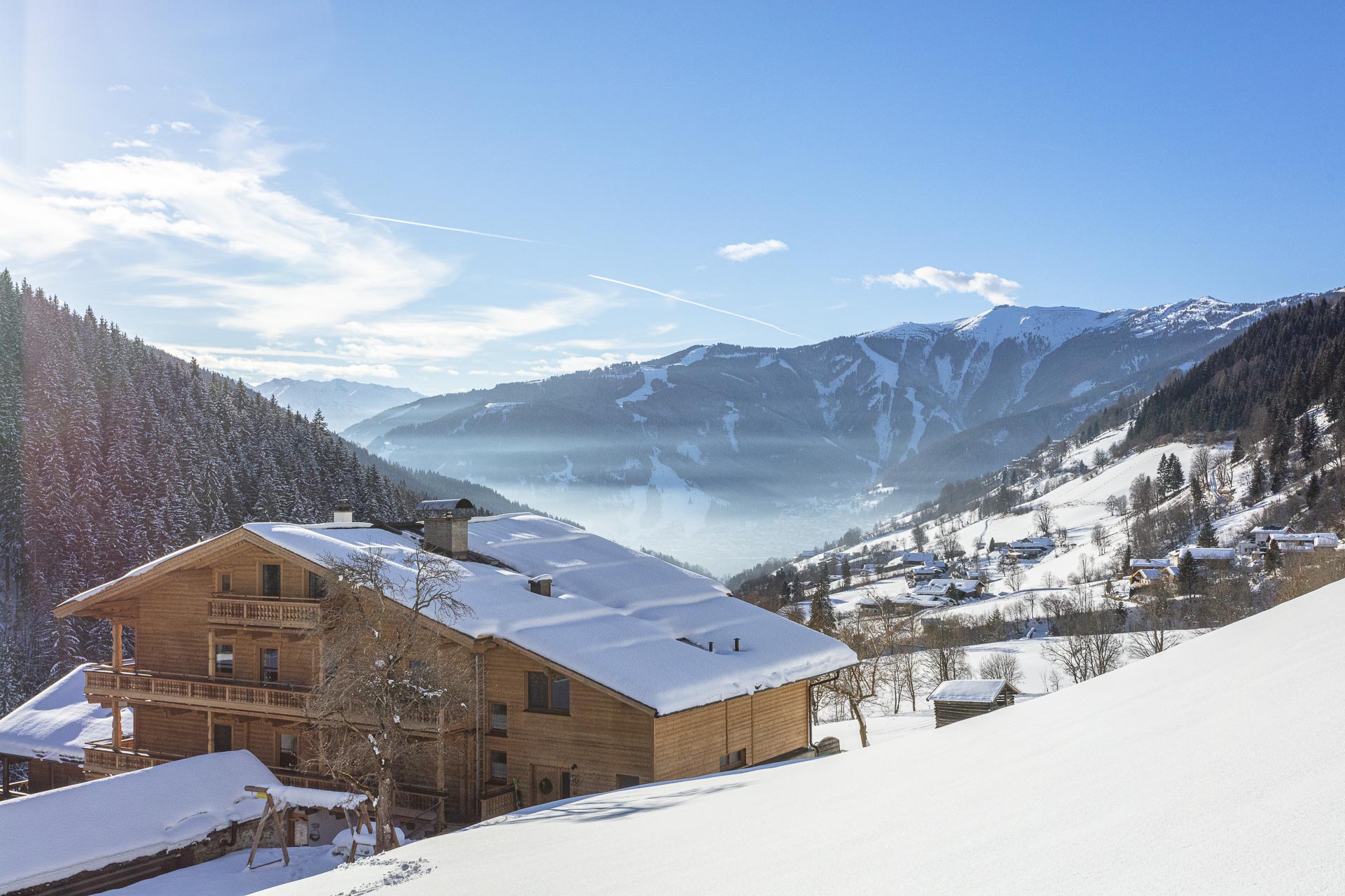 Winterlicher Blick vom Stoffenhof auf Zell am See und die Berge