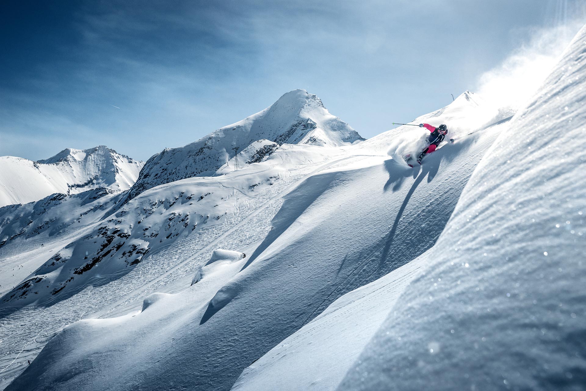 Verschneites Kaprun mit Kitzsteinhorn im Hintergrund