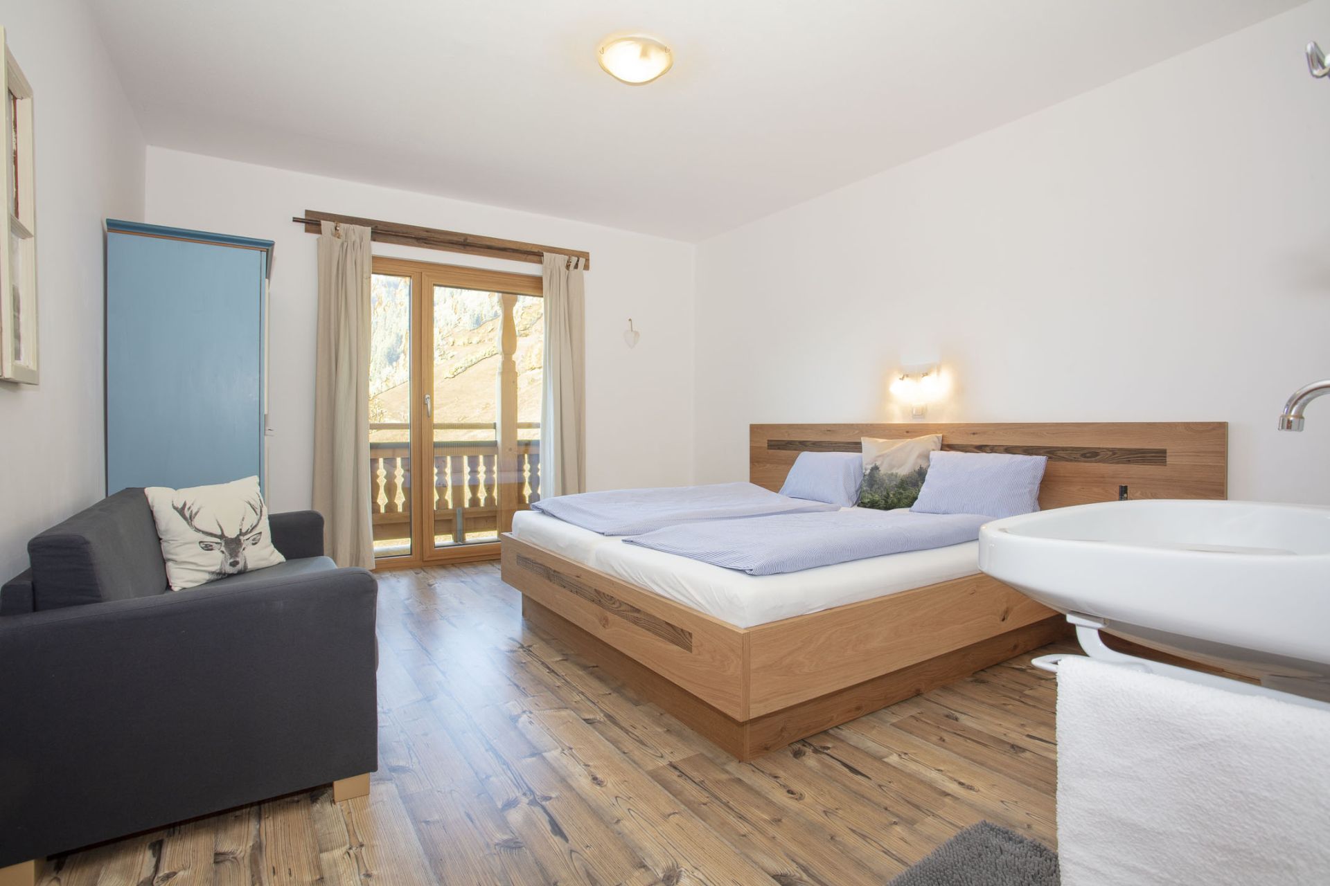 Schlafzimmer Stoffenhof mit Bett und Couch