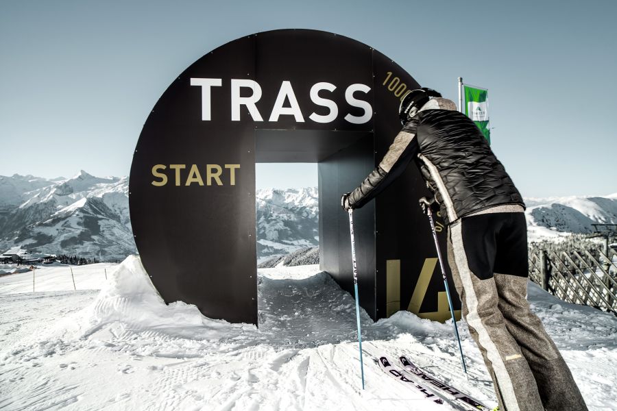 Skifahrer am Start der Trass-Abfahrt auf der Schmittenhöhe