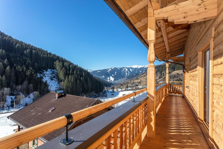 Holzbalkon mit Panoramablick Richtung Zell am See