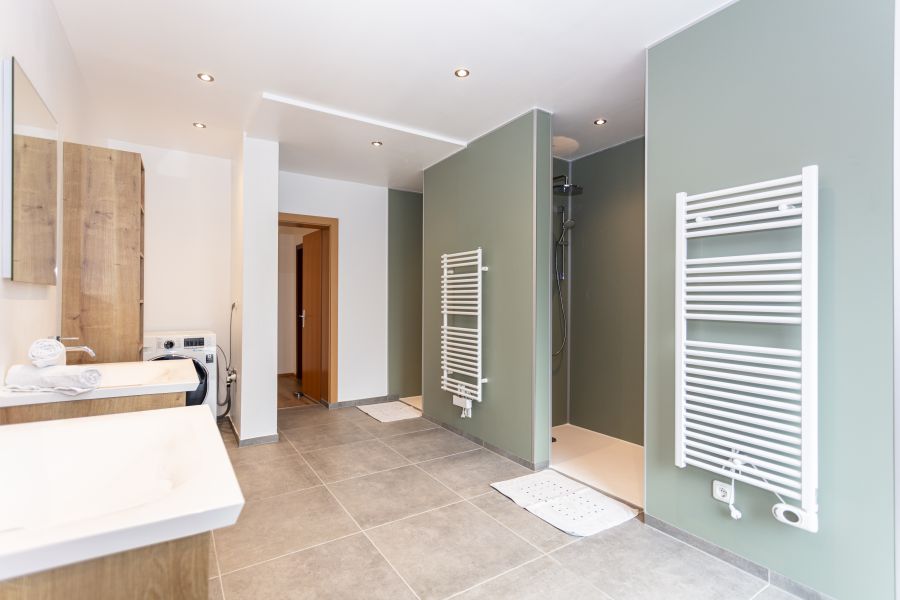 Helles Badezimmer mit Waschbecken und Dusche