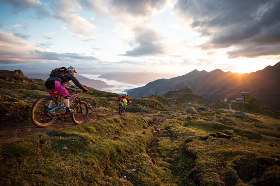 Mountainbiker bei Sonnenuntergang in den Bergen bei Zell am See