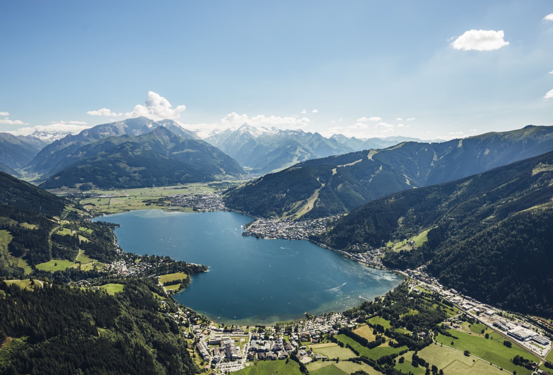 Zeller See und Zell am See aus der Vogelperspektive im Sommer