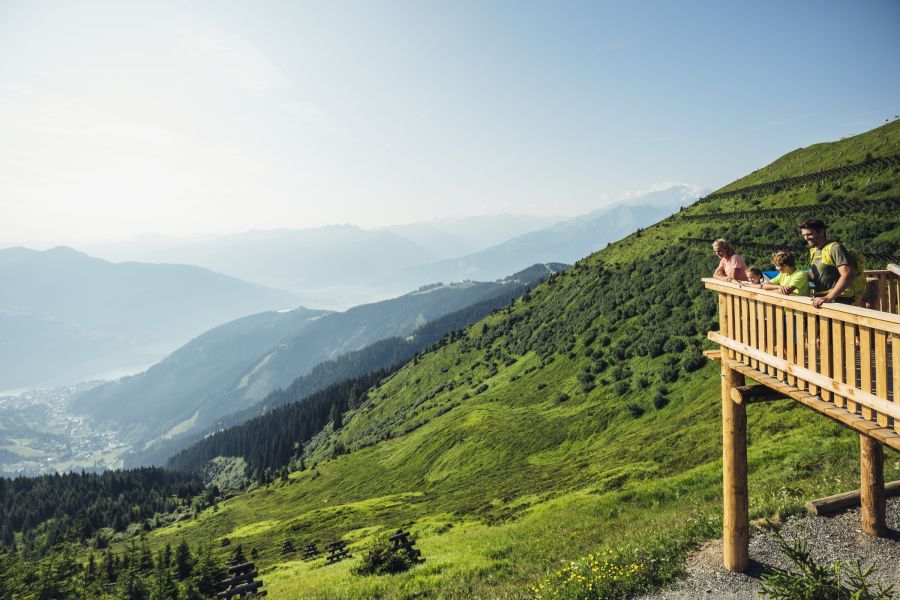 Familie auf der Aussichtsplattform mit Blick auf Zell am See