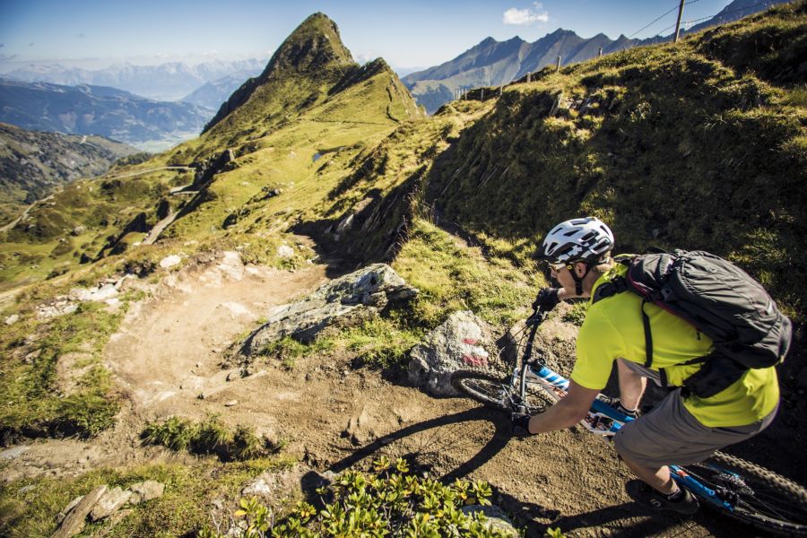 Mountainbiker auf einem alpinen Singletrail bei Zell am See