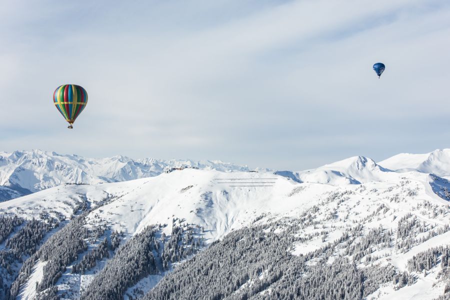 Heißluftballons über der verschneiten Schmittenhöhe