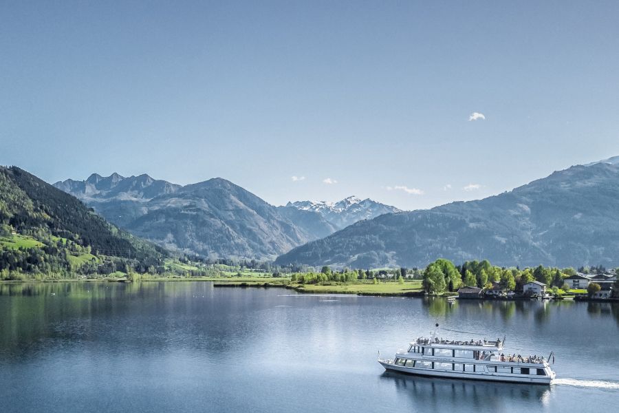 Ausflugsschiff auf dem Zeller See vor dem Bergpanorama