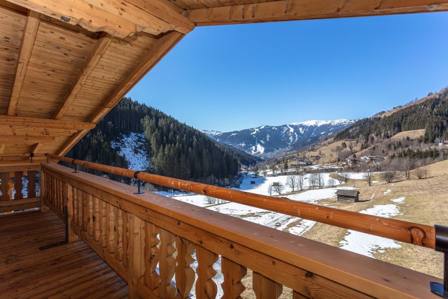 Blick vom Balkon auf die winterliche Berglandschaft bei Zell am See