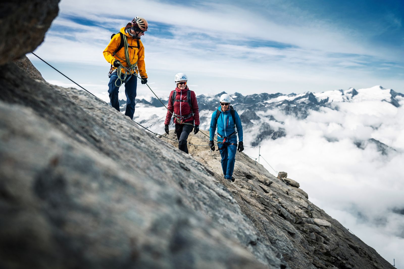 Drei Bergsteiger im Hochgebirge