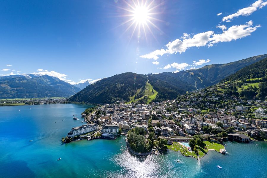 Blick auf Zell am See im Sommer