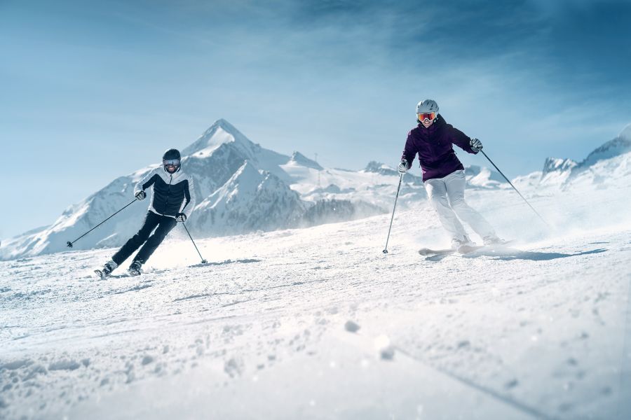 Skifahrer bei einer Abfahrt vor dem Kitzsteinhorn