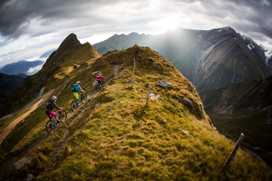 Mountainbiker auf einem aussichtsreichen Bergkamm bei Zell am See