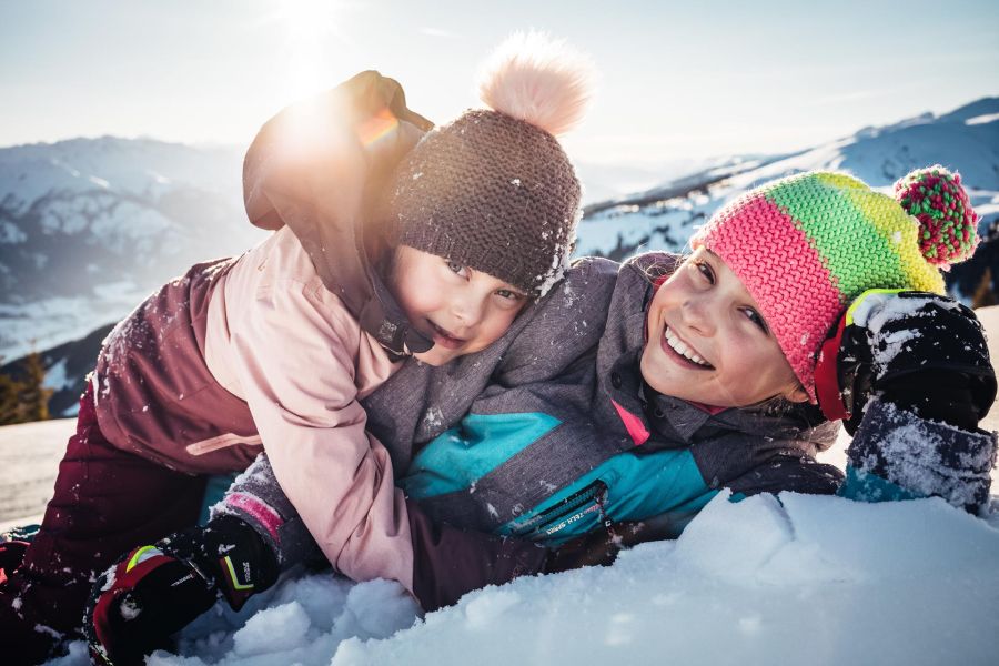 Kinder beim Spielen im Schnee in Zell am See