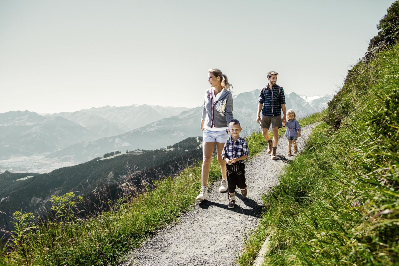 Familie beim Wandern in Zell am See