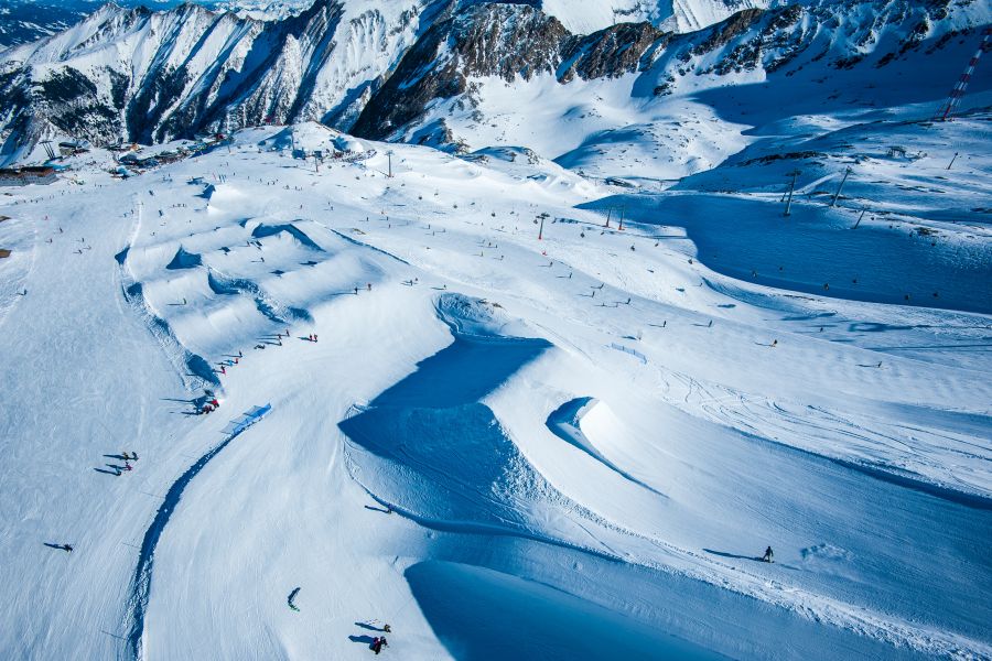 Snowpark am Kitzsteinhorn mit Freestyle-Hindernissen