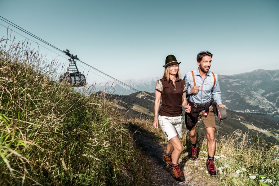 Wanderpaar auf der Schmittenhöhe neben der Bergbahn