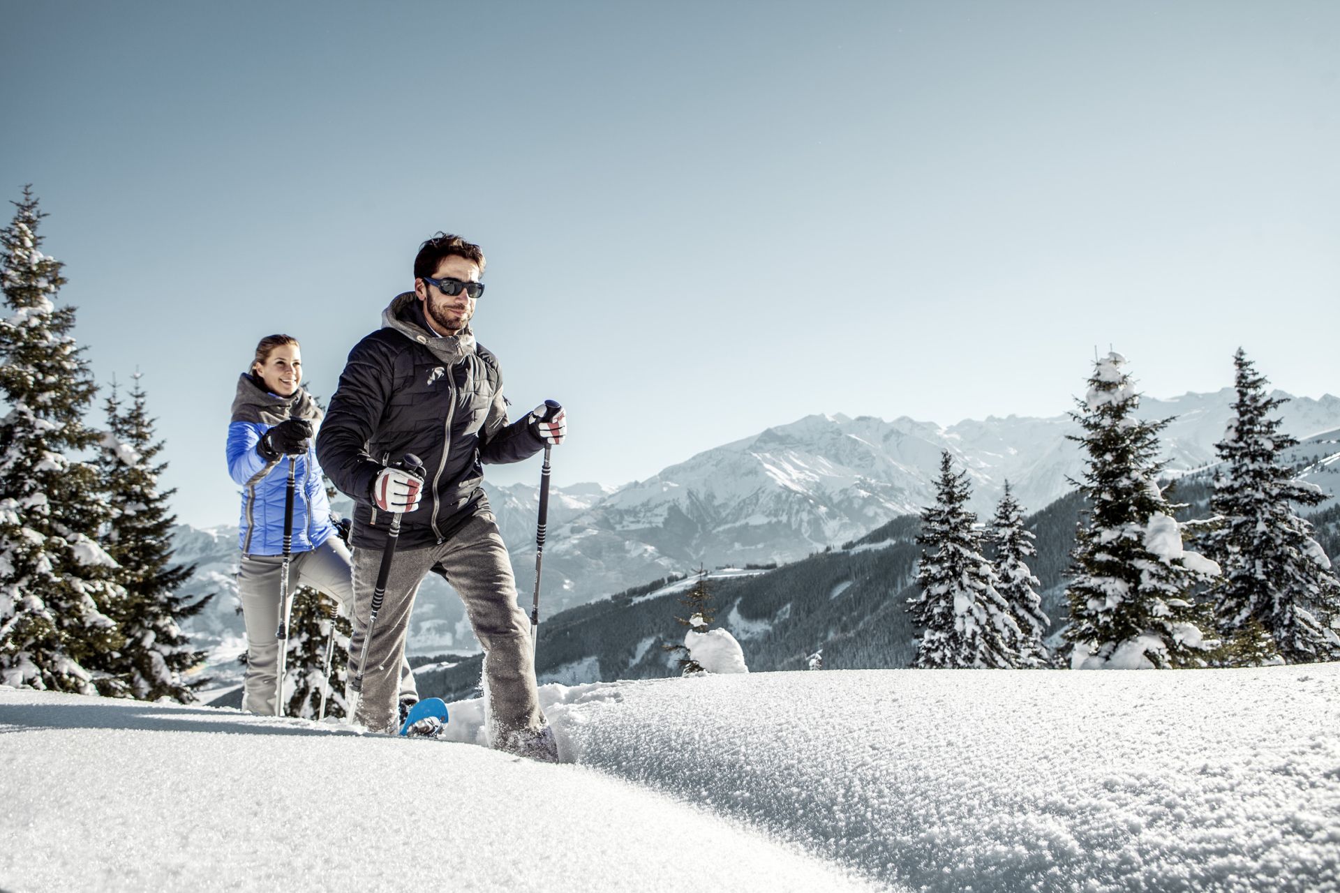 Paar beim Schneeschuhwandern in Zell am See