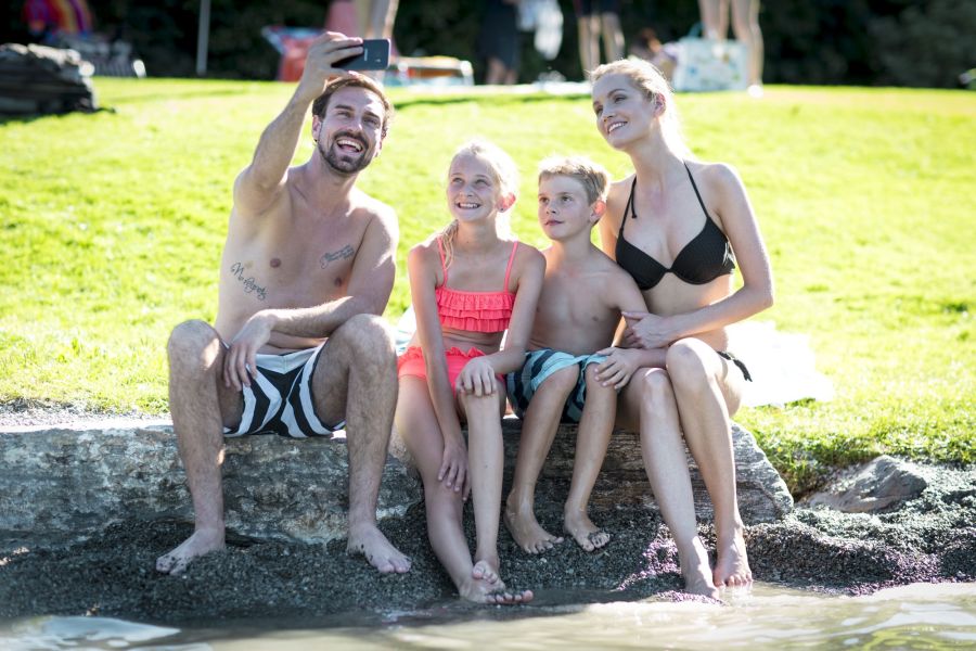 Familie macht ein Erinnerungsfoto beim Baden am Zeller See
