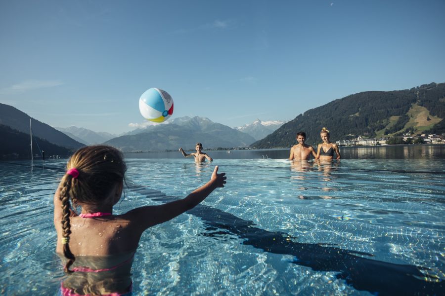Familie beim Baden mit Blick auf den Zeller See und die Berge
