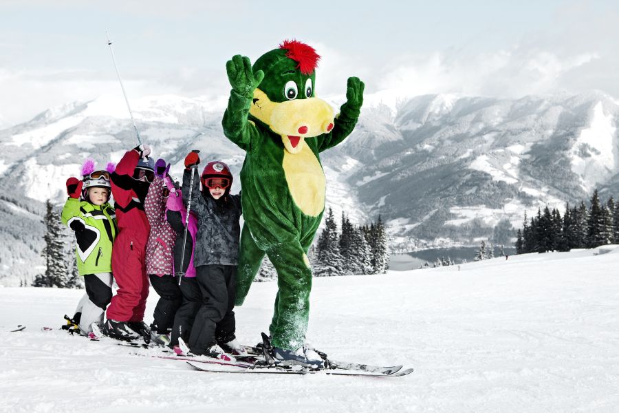Kinder beim Skifahren mit Schmidolin auf der Schmittenhöhe