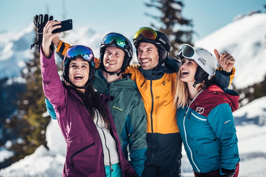 Freunde machen ein Erinnerungsfoto beim Winterurlaub in Zell am See