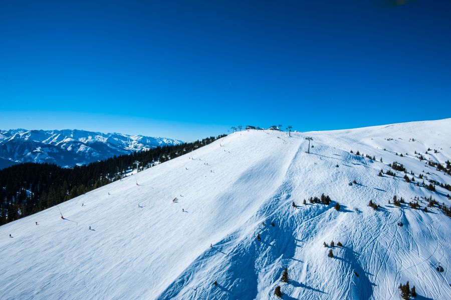Sonnige Skipisten auf der Schmittenhöhe bei Zell am See
