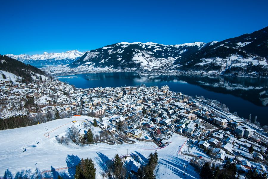 Blick auf Zell am See im Winter