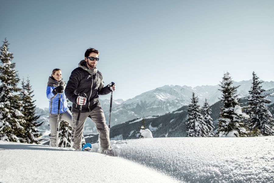 Paar beim Schneeschuhwandern in Zell am See
