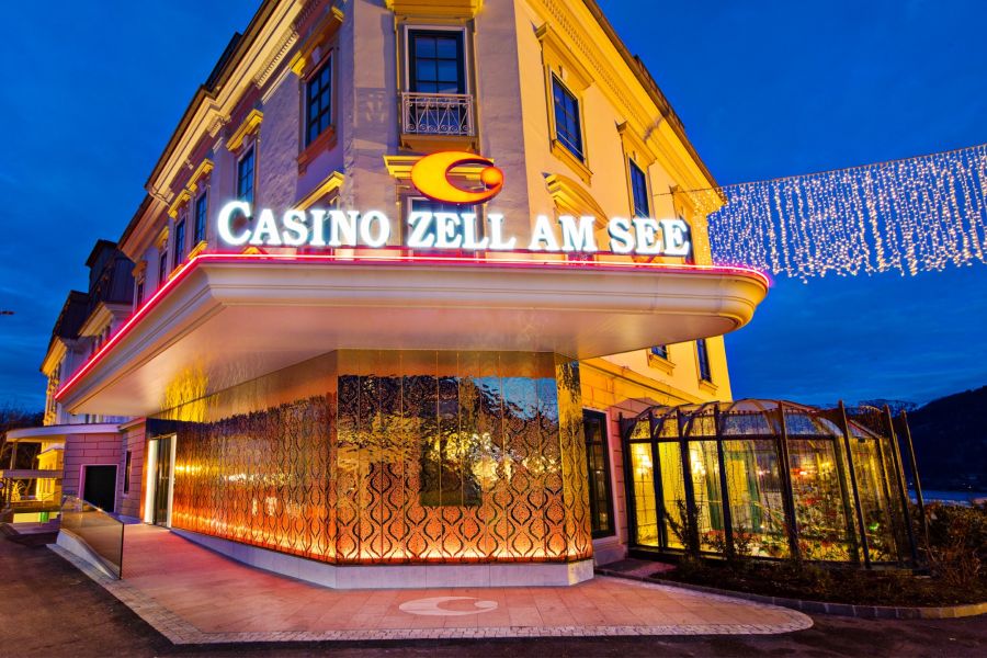 Beleuchtetes Casino Zell am See am Abend
