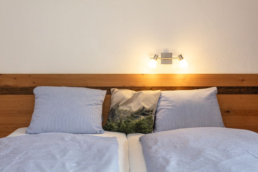 Doppelbett mit Kissen in der Ferienwohnung Stoffenhof