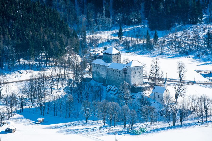 Verschneites Schloss in der Region Zell am See-Kaprun