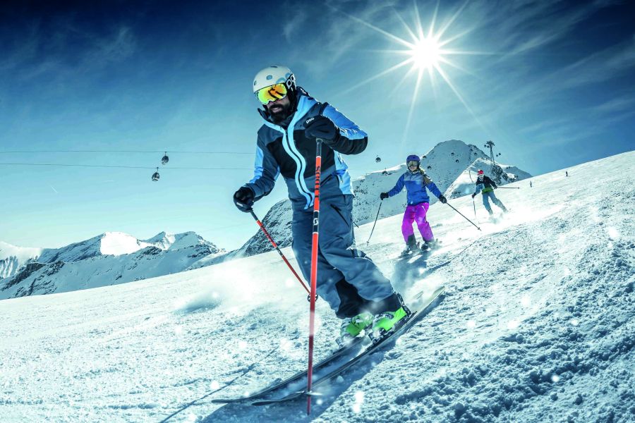 Skifahrer auf einer sonnigen Piste in Zell am See-Kaprun