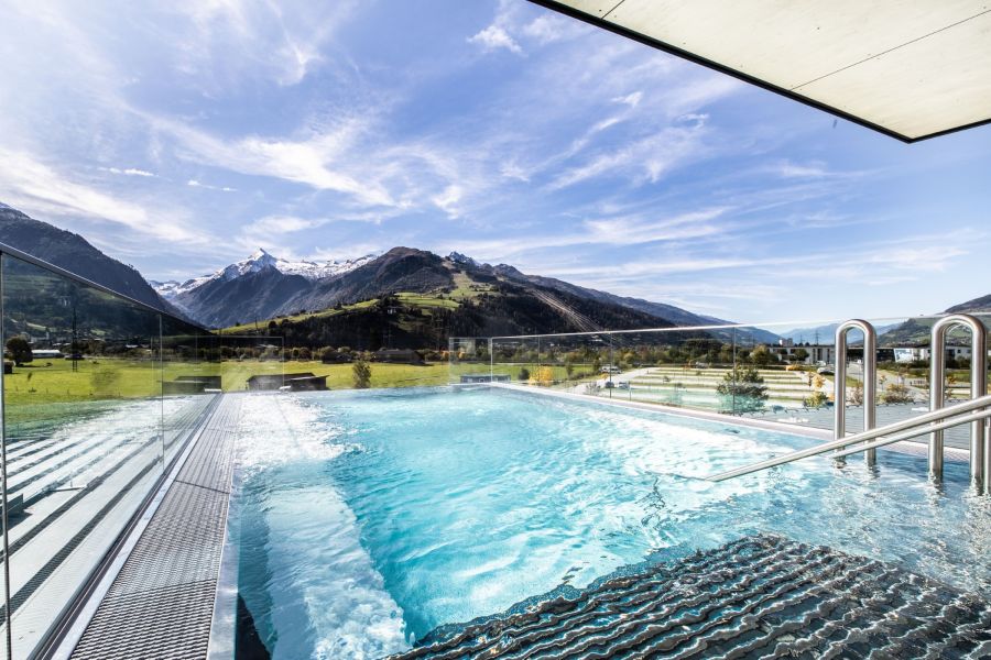 Panorama-Außenpool der TAUERN SPA mit Blick auf die Berge