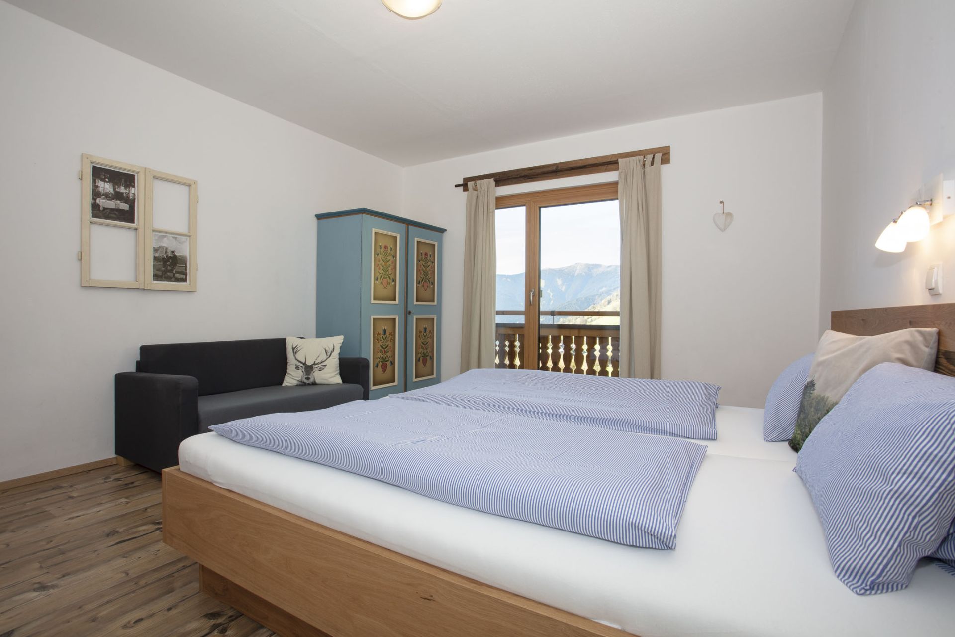 Blick Richtung Fenster im Schlafzimmer mit Bett und Couch