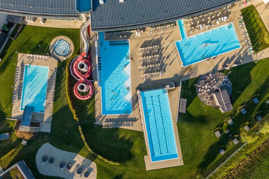 Außenbecken und Wasserrutschen der TAUERN SPA aus der Luft