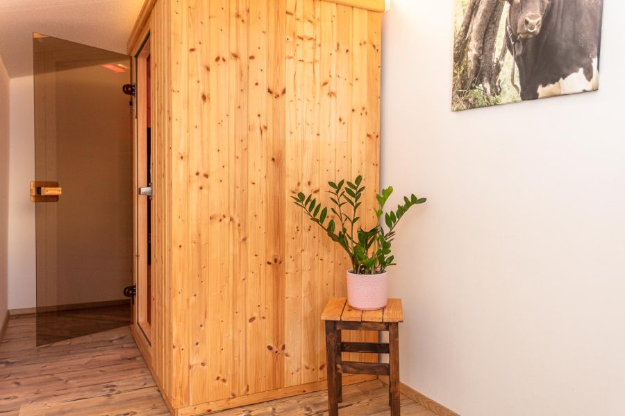 Infrarotkabine und Blumen in der Ferienwohnung Stoffenhof
