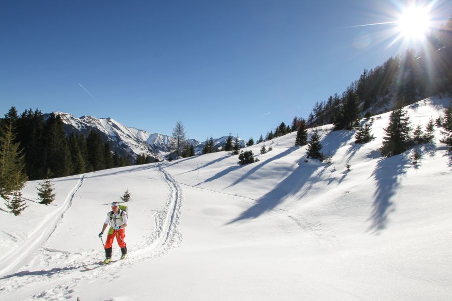 Skitourengeher beim Aufstieg durch die verschneite Berglandschaft