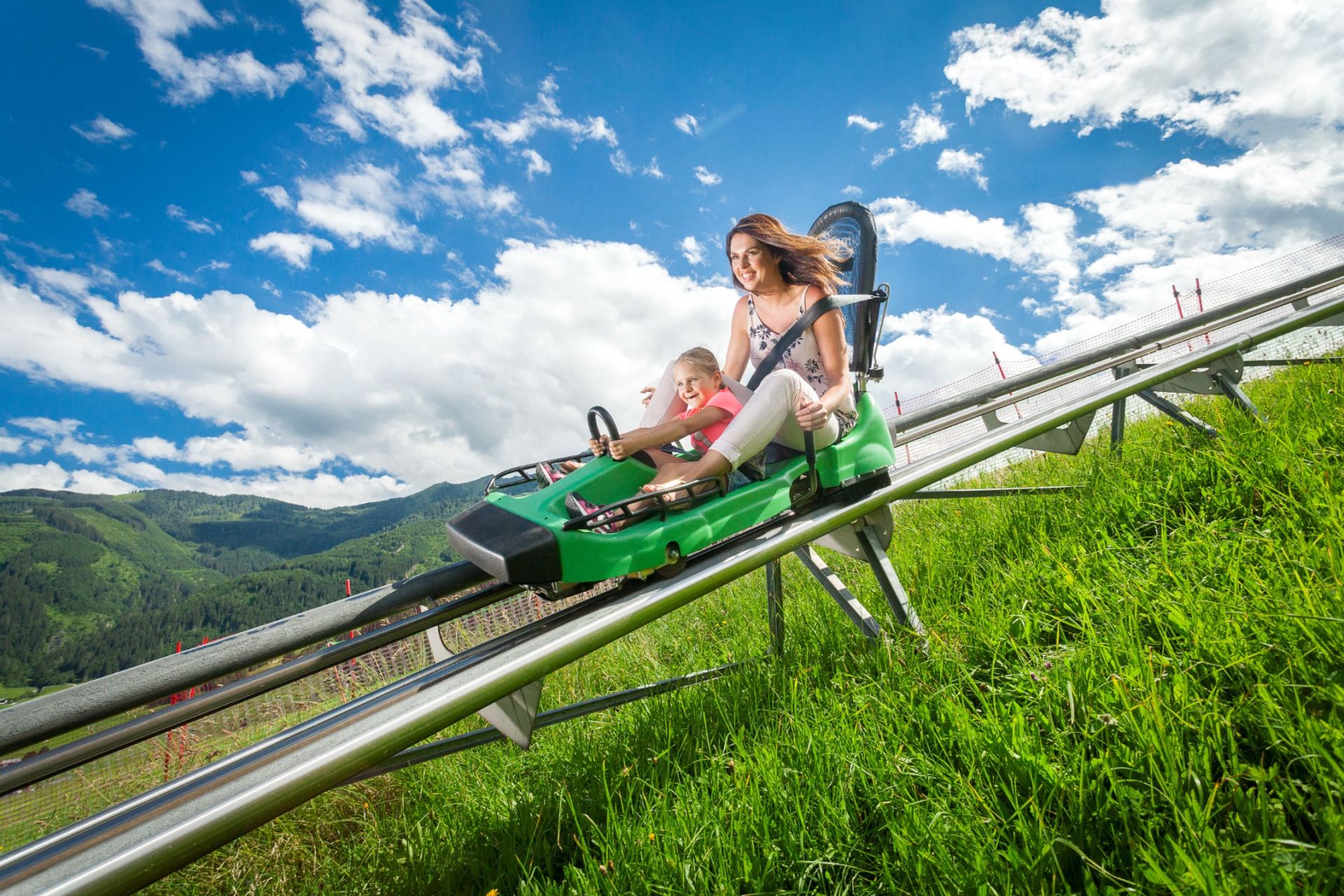 Mutter und Kind auf der Sommerrodelbahn in Zell am See-Kaprun
