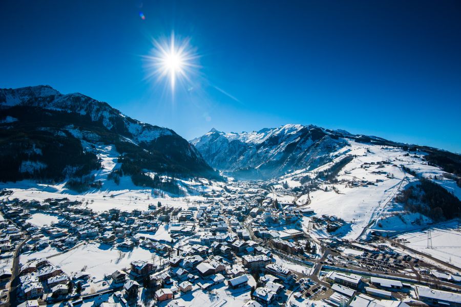 Verschneites Kaprun mit Kitzsteinhorn im Hintergrund