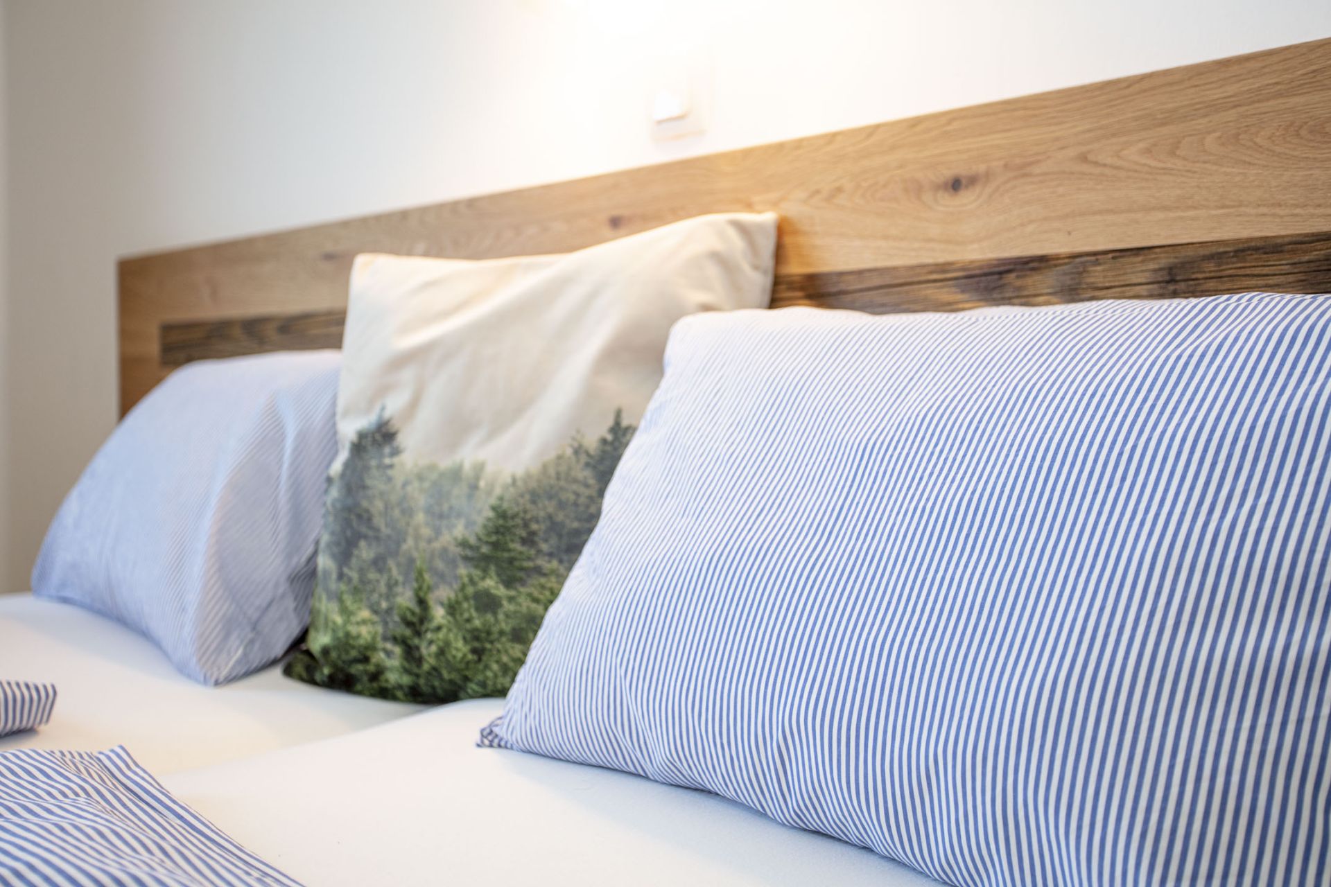 Bett mit Kopfkissen