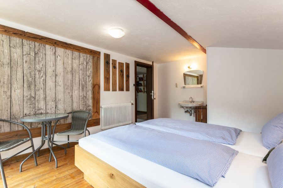 Gemütliches Schlafzimmer mit Doppelbett und Leseecke