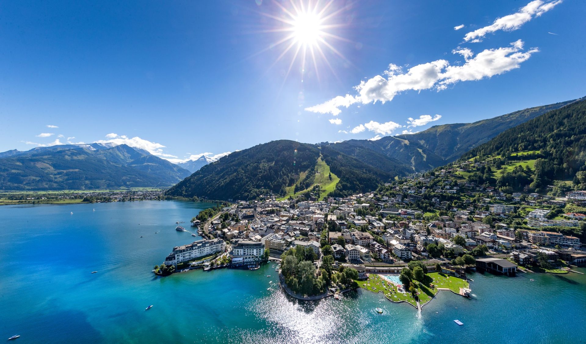 Zell am See und Zeller See aus der Luft im Sommer
