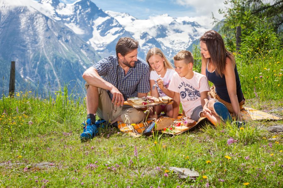 Familie bei einer Jause mit Blick auf das Kitzsteinhorn