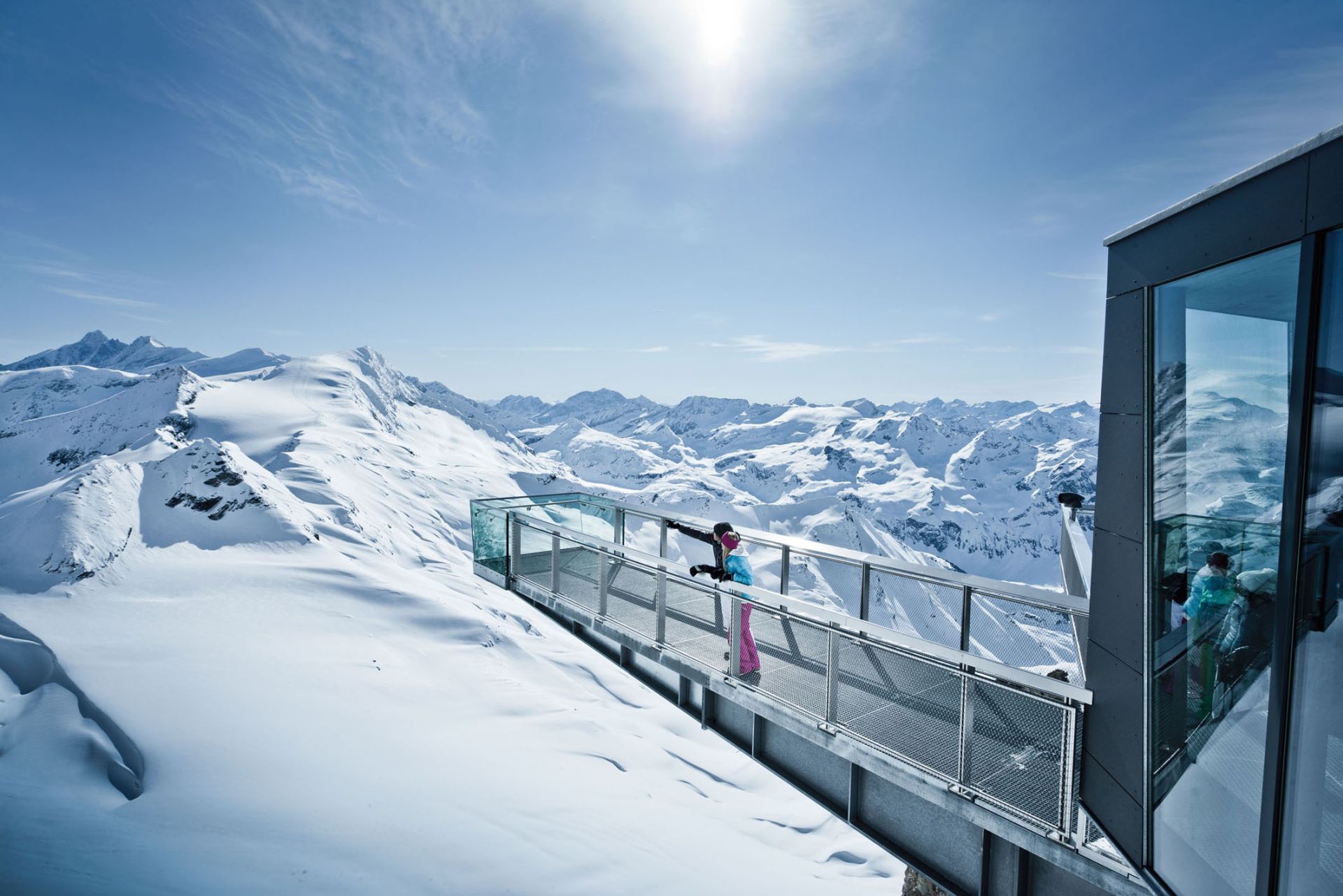 Aussichtsplattform am Kitzsteinhorn mit verschneitem Bergpanorama