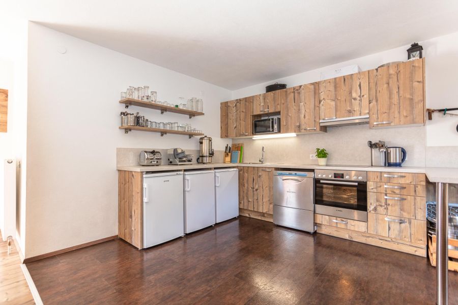 Küche mit Esstisch und Holzmöbeln in der Ferienwohnung Stoffenhof