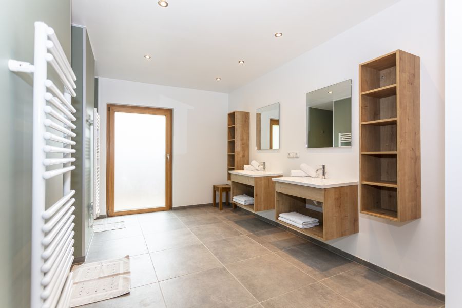 Großes Badezimmer mit Doppelwaschbecken und Dusche